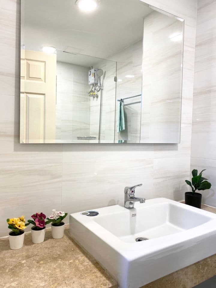 1708 – 302_bathroom.jpg