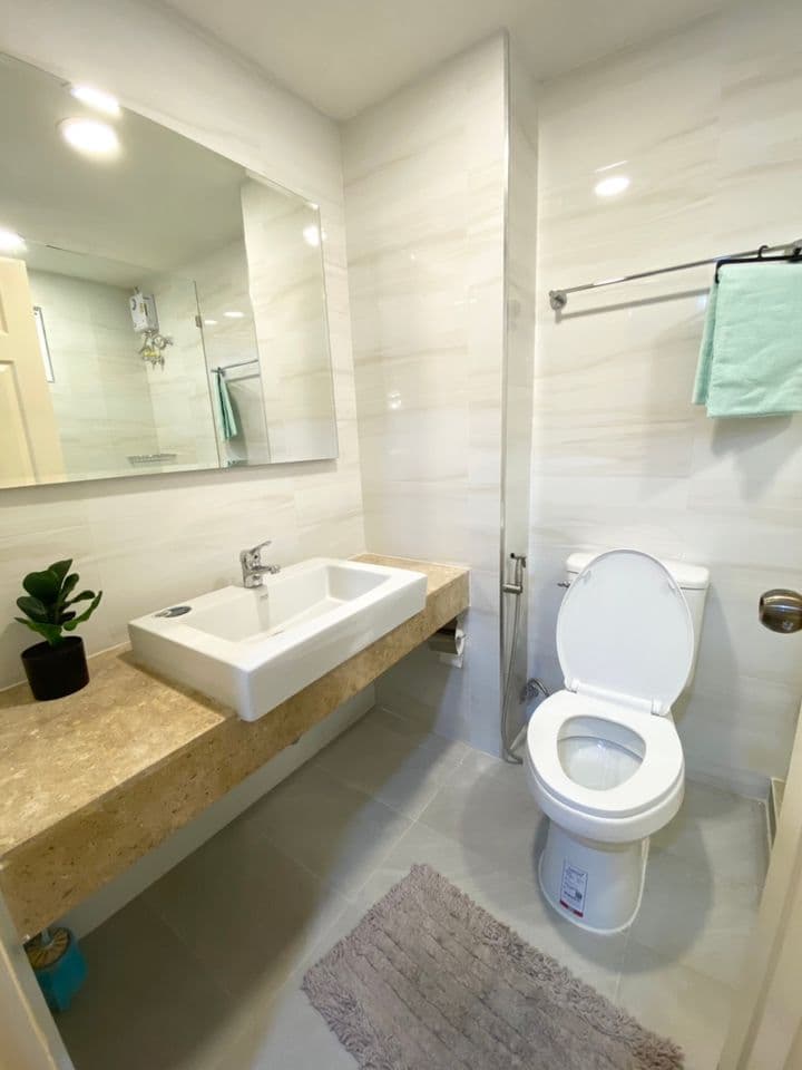 1708 – 320_bathroom.jpg