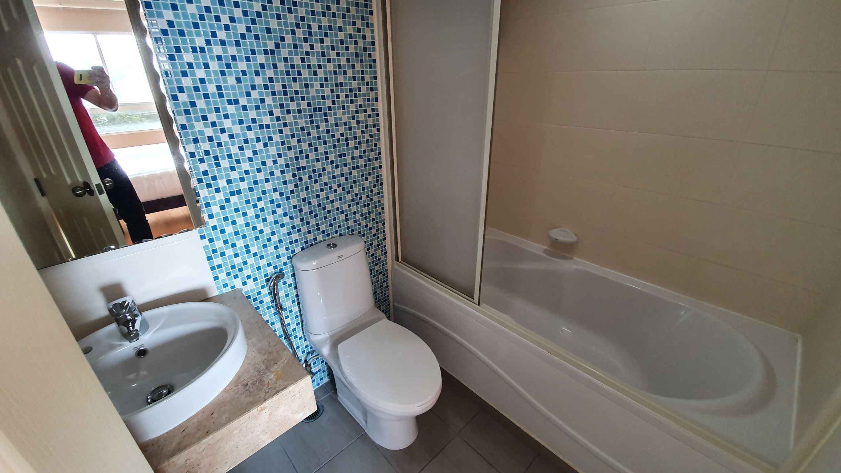 2028 – 304_bathroom.jpg